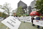 Demonstranten fordern Freiheit für Brokkoli und Tomate (Foto: Keine Patente auf Saatgut)